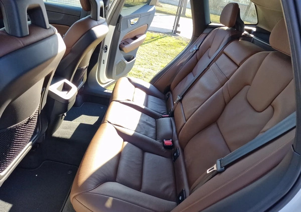 Volvo XC 60 cena 138900 przebieg: 125712, rok produkcji 2018 z Pionki małe 436